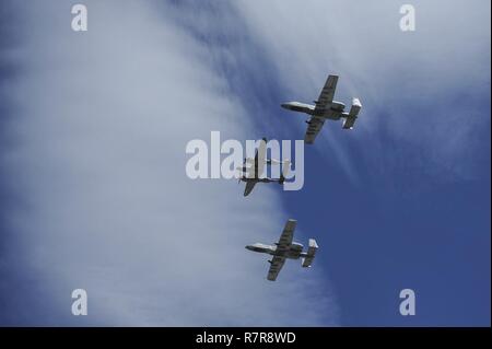 Zwei US Air Force C A-10 Thunderbolt IIs, zu der 354 Fighter Squadron zugewiesen und ein Teil des A-10 West Heritage Flight Team und einem P-38 Lightning fliegen in Formation während des Los Angeles County Air Show in Lancaster, Kalifornien, USA, 26. März 2017. Dies ist das Team der erste Air Show Performance nach fast fünf Jahren der Auflösung. Stockfoto