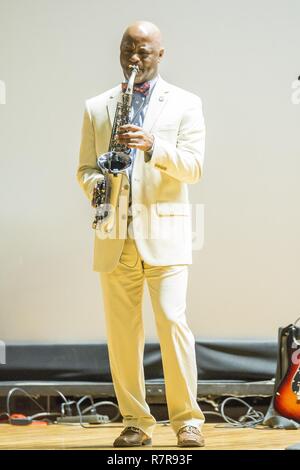 Gregg Whittaker Preforms 'Amazing Grace' in Gedenken an die Jameson Familie während eines Congressional Gold Medal Verleihung an Bord der Marine Corps Air Station Beaufort, am 25. März. Die Jameson Familie nahm der Congressional Gold Medal im Namen der späten Willis Jameson, eine Montford Point Marine. Stockfoto