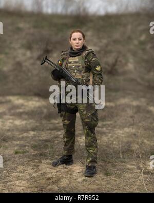 CAPU TONTRÄGER, Rumänien (20. März 2017) - Rumänische Sailor Cpl. Pintilie Madalina, Communications Specialist, posiert für ein Portrait während einer Live-Fire Schießen mit US-Marines des 24 Marine Expeditionary Unit (MEU), Weibliche Engagement Team, Capu Tonträger Trainingsgelände in Rumänien am 20. März, während der Übung Frühling Sturm 2017. Die Marines für drei Tage trainierten mit ihren weiblichen Rumänischen Pendants in Radio Kommunikation, häftling Handhabung, persönliche Sicherheit Detail, taktische Seite Ausbeutung und mehr, in einer Live-fire Gewehr und Pistole wechseln Sie zwischen den beiden Kräften ihren Höhepunkt fanden. Die 24. MEU ist Cur Stockfoto