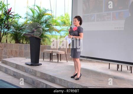 Singapur (Mar. 29, 2017) Stephanie Syptak-Ramnath, Charge d'Affaires ad interim US-Botschaft Singapur, spricht mit Marine Region Singapur service Mitglieder während Heritage Feier der Frauen an den Terror Club statt. Wurde die Veranstaltung durch die örtliche Marine Vielfalt und Heritage Committee, ein Befehl Gruppe verantwortlich für die Organisation der monatlichen Erbe feiern für den Singapur militärischen Gemeinschaft. Stockfoto