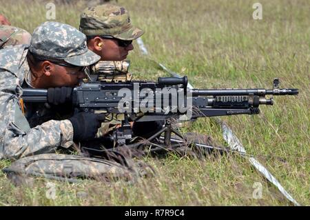 Pfc. Jesse Martinez Brände ein M240 Maschinengewehr während seiner Assistentin Gunner, Pfc. Donovan Kellogg, beobachtet die Schüsse an der Reihe 5 in der Marine Corps Base Hawaii Kaneohe Bay, Hawaii, am 21. März 2017. Beide Soldaten sind Infanteristen in den zweiten Bataillon zugeordnet, 27 Infanterie Regiment, 3. Brigade Combat Team, 25 Infanterie Division, teilnehmenden weeklong der Brigade Maschinengewehr Universität. Stockfoto