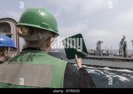 EAST CHINA SEA (30. März 2017) Seaman Chelsea Jennings, aus Detroit, die Signale vom amphibious Transport dock USS Green Bay LPD (20) auf die militärische Sealift Command flotte Auffüllung öler USNS Pecos (T-AO 197) während einer Auffüllung-auf-See. Green Bay, Teil der Bonhomme Richard Expeditionary Strike Group, mit 31 Marine Expeditionary Unit begonnen, ist auf einer Routinepatrouille in der Indo-Asia - Pazifik Region warfighting Bereitschaft und Haltung als ready-Response Force für jede Art der Kontingenz zu verbessern. Stockfoto