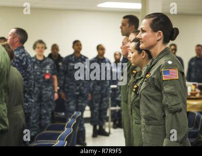 NORFOLK (29. März 2017) Cmdr. Tara Refo, rechts, und anderen Mitgliedern der Ersten der Marine alle - weibliche E-2C Hawkeye Combat Mission stand während der Nationalhymne an Geschichte Monat Einhaltung der Flugzeugträger USS George Washington (CVN 73) Frauen. Refo und vier weitere Offiziere in die historische Mission, Jan. 25, 2012 teilgenommen. George Washington ist in Norfolk homeported Vorbereitung nach Newport News, Virginia für die Betankung komplexe Überholung (RCOH) Wartung zu bewegen. Stockfoto