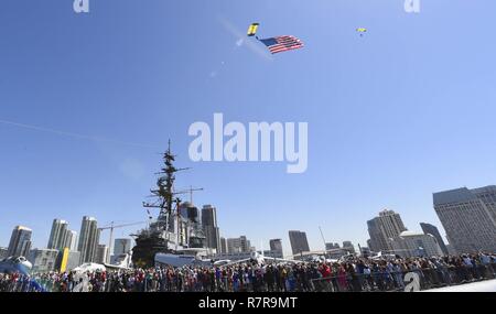 SAN DIEGO (29. März 2017) Mitglied der U.S. Navy Fallschirm Team, den Sprung Frösche, bereiten beim Fallschirmspringen Demonstration über die USS Midway Museum zu landen. Der Sprung Frösche sind in San Diego und Antenne Fallschirm Demonstrationen um die Nation zur Unterstützung der Naval Special Warfare und Navy recruiting durchführen. Stockfoto