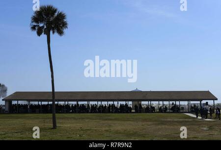 MAYPORT, Fla. (29. März 2017) - Segler aus verschiedenen Befehlen an der Naval Station Mayport eine Junior Sailor Wertschätzung BBQ am Sea Otter Pavillon besuchen. Die Veranstaltung wurde moderiert von Chief Petty Officers der zugehörigen Befehle junior Sailors für ihre harte Arbeit danken und inklusive Essen, Musik und Spiele. Stockfoto