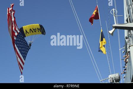 SAN DIEGO (29. März 2017) speziellen Operator 1. Klasse T.J. Amdahl, Mitglied der U.S. Navy Fallschirm Team, den Sprung Frösche, präsentiert die Star-Spangled Banner während eines Fallschirmspringen Demonstration über die USS Midway Museum. Der Sprung Frösche sind in San Diego und Antenne Fallschirm Demonstrationen um die Nation zur Unterstützung der Naval Special Warfare und Navy recruiting durchführen. Stockfoto