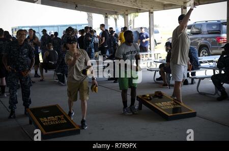 MAYPORT, Fla. (29. März 2017) - Segler aus verschiedenen Befehlen an der Naval Station Mayport Spielen während einer Junior Sailor Wertschätzung BBQ am Sea Otter Pavillon. Die Veranstaltung wurde moderiert von Chief Petty Officers der zugehörigen Befehle junior Sailors für ihre harte Arbeit danken und inklusive Essen, Musik und Spiele. Stockfoto