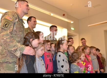 Fünf Soldaten der Firma b. (Barbar), 1st Battalion, 68th Panzer Regiment, 3. gepanzerte Brigade Combat Team, 4 Infanterie Division, Fort Carson, Colorado, posieren für ein Foto mit Kindern an Vytautus Kasiulis Art Museum in Wilna, Litauen, 30. März. Die Veranstaltung war im Sinne der Beteiligung der US-Armee in die NATO und die Demonstration der Verpflichtung zu Verbündeten, indem sie nicht nur das Training mit der litauischen Armee aber die Interaktion mit den Mitgliedern der Gemeinschaft. Von links nach rechts: 1. Lt. Justin Rogers, Bataillon Liaison Officer; Sgt. Garrett Langley, 3 platoon Squad Leader; 1. Lt Charles Gough, Infanterie p Stockfoto