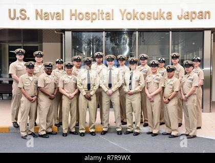 YOKOSUKA, Japan-U.S. Naval Hospital (USNH) Yokosuka Command Master Chief, Loren Rucker, Mitte, posiert für ein Gruppenfoto mit den Mitgliedern der USNH Yokosuka Chief Petty Officers Chaos nach der Beendigung der Zeremonie, die den 124. Geburtstag des Chief Petty officers Durcheinander in der Befehlszeile quarterdeck gedacht, März 31. Am 1. April festgelegt, 1893 für die US-Marine, der Grad von Chief Petty Officer ist die 7 Soldaten in der US Navy und der US-Küstenwache, gerade über Petty Officer first class und unter Senior Chief Petty Officer. Chief Petty Officers als Senio eingestuft Stockfoto