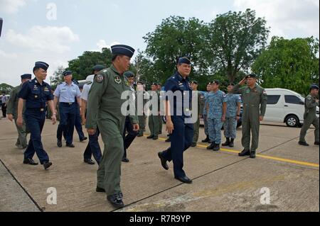 Royal Thai Air Force Gruppe Kapitän Supijjarn Thamwatharsaree (links) geht mit Royal Thai Air Force Chief Mashal Surasak Toongtong (Mitte), Leiter der Luft Personal für die RTAF und der offiziellen Partei, nach Ihrer Ankunft bei der Abschlussfeier für Cope Tiger 17 in Korat Royal Thai Air Force Base, Thailand, 31. März 2017. Die jährliche multilaterale Übung ist die Verbesserung der gemeinsamen Bekämpfung der Bereitschaft und der Interoperabilität zwischen der Republik Singapur Air Force, Royal Thai Air Force, US Air Force, während gleichzeitig Stärkung der militärischen Beziehungen der drei Nationen". Stockfoto