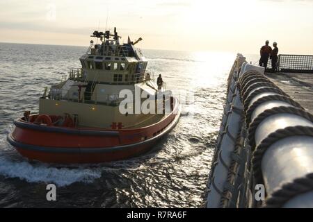 Ein schubschiff Ansätze das Patrouillenboot James in der Nähe von Mayport, Florida, 30. März 2017. Cutter James ist der Küstenwache 5 National Security Cutter, das größte und technisch am weitesten entwickelten Klasse von Cutter in der Küstenwache, mit robusten Funktionen für maritime Sicherheit, Strafverfolgung und nationale Verteidigung Missionen. Stockfoto