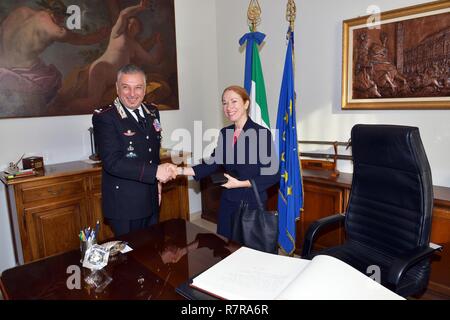 Brig. Gen. Giovanni Pietro Barbano, Kompetenzzentrum für Stabilität Polizeieinheiten (CoESPU) Direktor, begrüßt Frau Kelly Degnan, Charge d'Affaires und interim US-Botschaft & Konsulate Italien, während eines Besuchs im Center of Excellence für Stabilität Polizei Units (CoESPU) Vicenza, Italien, März 30, 2017. Stockfoto