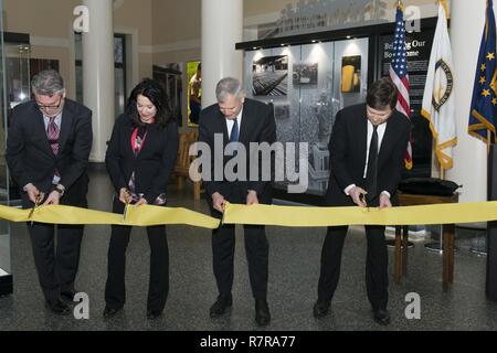 Von links, Arlington National Cemetery Kurator Roderick Gainer, Army National Soldatenfriedhöfe Executive Director Karen Durham-Aguilera, American Battle Monuments Kommission Sekretär Robert Dalessandro und ABMC Historiker Alec Bennett öffnen die Welt krieg ich ausstellen während einer Ribbon Cutting an der ANC Welcome Center, 31. März 2017 in Arlington, Virginia. Die gemeinsame ANC und ABMC Ausstellung erinnert an das 100-jährige Jubiläum von Amerikas Engagement in den Ersten Weltkrieg. Die Ausstellung konzentriert sich auf die amerikanischen Erfahrungen im Krieg, und wie ANC und Abmc waren die Schwerpunkte für Erinnerung Stockfoto