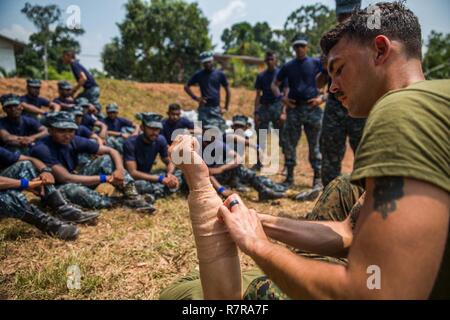 WELISARA NAVAL BASE, Sri Lanka (29. März 2017) US Navy Petty Officer 3rd Class Ryan Walker, ein Hospital corpsman mit Bataillon Landung Team 1 Mrd., 4 Marines, 11 Marine Expeditionary Unit (MEU), zeigt Sri Lankan Marines der richtige Weg, ein Ankleidezimmer, eine Wunde während der Tactical combat Casualty care Teil eines militärischen Taktik Schulung und Austausch auf Welissara Naval Base als Teil eines Theaters Sicherheit Zusammenarbeit Engagement gelten, März 29. Im Laufe des Projekts, Marines mit dem 11 MEU, neben Marinesoldaten und Matrosen mit der Sri Lankan Navy Teil in der mili Stockfoto