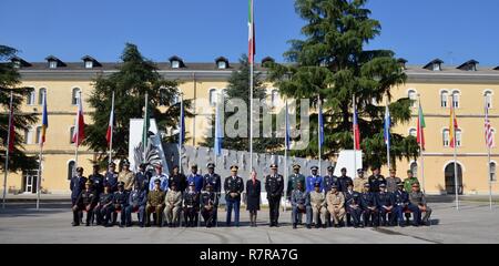 In der Mitte, U.S. Army Oberst Darius S. Gallegos, CoESPU stellvertretender Direktor, Frau Kelly Degnan, Charge d'Affaires ad interim US-Botschaft & Konsulate Italien, Brig. Gen. Giovanni Pietro Barbano, Kompetenzzentrum für Stabilität Polizeieinheiten (CoESPU) Direktor, und multinationalen Studenten aus Europa, Afrika, Italien und den USA für ein Gruppenfoto während der Eröffnungszeremonie des 7. Training Aufbau Kurs an der CoESPU in Vicenza, Italien, März 30, 2017 darstellen. Stockfoto