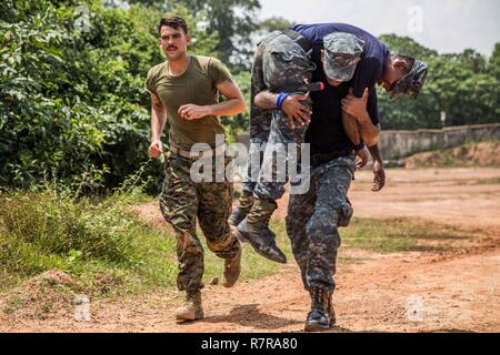 WELISARA NAVAL BASE, Sri Lanka (29. März 2017) US Navy Petty Officer 3rd Class Ryan Walker, ein Hospital corpsman mit Bataillon Landung Team 1 Mrd., 4 Marines, 11 Marine Expeditionary Unit (MEU), läuft neben einem Srilankischen Marine einen "Fireman's carry" auf einem simulierten Patienten während der Tactical combat casualty Care (TCCC) Teil eines militärischen Taktik Schulung und Austausch auf Welissara Naval Base als Teil eines Theaters Sicherheit Zusammenarbeit Engagement, März 29. Während die TCCC Ausbildung, Sri Lankan Marines nahmen an taktische Schulung Szenarien, zur Verfügung gestellt von der 11 MEU Marin Stockfoto