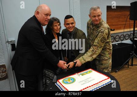 Herr Thomas J Murphy, Stellvertretender Staatssekretär für Nutzen, Susan Rodriguez, Carlos Rodriguez und Ltc Patrick Dillon, stellvertretender Kommandeur der US-Armee Garnison Fort Buchanan, schneiden Sie den Kuchen der Absolventenfeier am Fort Buchanan, Puerto Rico, den 30. März, zum Abschluss zu bringen. Stockfoto