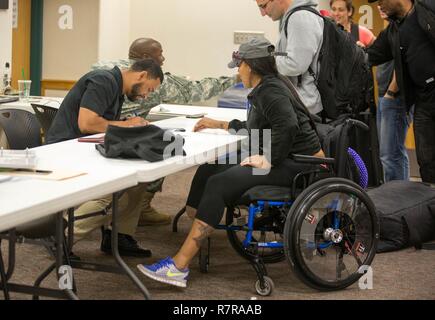 Us-Armee SPC. Stephanie Morris, Bethesda, Md., In-Prozesse nach meiner Ankunft für die Krieger und Übergang Armee Studien in Fort Bliss in Texas, 27. März 2017. Über 80 Verletzte, Kranke und Verletzte aktiven - Aufgabe Soldaten und Veteranen konkurrieren in acht verschiedenen Sportarten 2-6 April Team Armee an der Abteilung 2017 der Verteidigung Krieger Spiele zu vertreten. Stockfoto