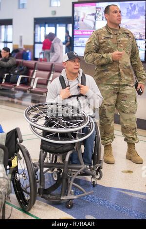 U.S. Army Veteran, Jhoonar Barrera, erwartet sein Gepäck bei der Ankunft für die Krieger und Übergang Armee Studien in Fort Bliss in Texas, 27. März 2017. Über 80 Verletzte, Kranke und Verletzte aktiven - Aufgabe Soldaten und Veteranen konkurrieren in acht verschiedenen Sportarten 2-6 April Team Armee an der Abteilung 2017 der Verteidigung Krieger Spiele zu vertreten. Stockfoto