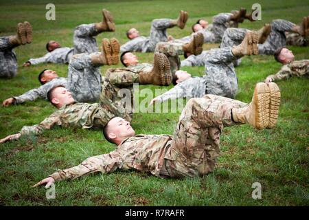 Blanchfield Army's Community Hospital Sgt. Scott Cox und andere Kandidaten in den regionalen Gesundheit Befehl - Atlantic besten Krieger Wettbewerb durchführen rigorosen körperlichen Readiness Training vor der Bewältigung der Sabalauski Air Assault Schule hindernisparcours am 28. März 2017, am Fort Campbell, Ky. Die Sieger dieses Wettbewerbs werden an die medizinischen Befehl Wettbewerb bewegen. Von dort aus, die Gewinner werden MEDCOM in der Armee die besten Krieger Wettbewerb 2017 dar. Stockfoto