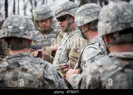 Sgt. 1. Klasse Zachary Hopkins, aus Blanchfield Armee Community Hospital in Fort Campbell, Ky., beauftragt die Kandidaten vor dem Stress Feuer Aufgabe während der besten Krieger Wettbewerb März 29. Stockfoto