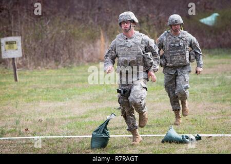 Blanchfield Army's Community Hospital SPC. Justin Honeycutt Tropfen zwei Sandsäcke, wie er Rennen in der letzten Zeile 28. März im Stress Feuer Aufgabe am Fort Campbell, Ky., als Teil der ithe Regional Health Befehl - Atlantic besten Krieger Wettbewerb. Stockfoto