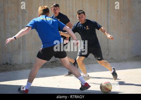 Britische Soldaten eingesetzt zur Unterstützung der Combined Joint Task Force - inhärenten lösen und die Highlanders, 4.Bataillon, das königliche Regiment von Schottland (4 Scots) Play Football team Kameradschaft und die Moral im Al Asad Air Base, Irak, 26. März 2017 zu bauen. CJTF-OIR ist die globale Koalition zu besiegen ISIS im Irak und in Syrien. Stockfoto