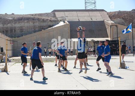Britische Soldaten eingesetzt zur Unterstützung der Combined Joint Task Force - inhärenten lösen und die Highlanders, 4.Bataillon, das königliche Regiment von Schottland (4 Scots) spielen sie Volleyball team Kameradschaft und die Moral im Al Asad Air Base, Irak, 26. März 2017 zu bauen. CJTF-OIR ist die globale Koalition zu besiegen ISIS im Irak und in Syrien. Stockfoto