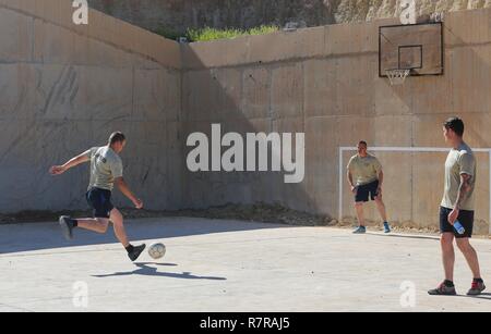Britische Soldaten eingesetzt zur Unterstützung der Combined Joint Task Force - inhärenten lösen und die Highlanders, 4.Bataillon, das königliche Regiment von Schottland (4 Scots) Fußball spielen Team Kameradschaft und die Moral im Al Asad Air Base, Irak, 26. März 2017 zu bauen. CJTF-OIR ist die globale Koalition zu besiegen ISIS im Irak und in Syrien. Stockfoto