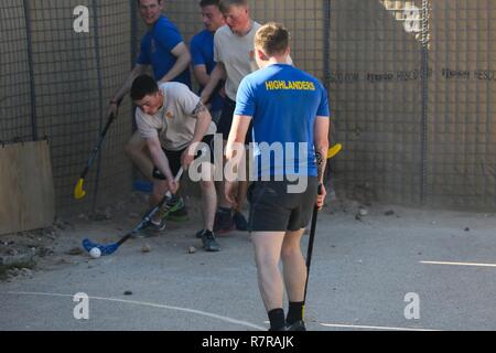 Britische Soldaten eingesetzt zur Unterstützung der Combined Joint Task Force - inhärenten lösen und die Highlanders, 4.Bataillon, das königliche Regiment von Schottland (4 Scots) ein Spiel der Hockey Spielen team Kameradschaft und die Moral im Al Asad Air Base, Irak, 26. März 2017 zu bauen. CJTF-OIR ist die globale Koalition zu besiegen ISIS im Irak und in Syrien. Stockfoto