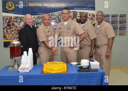 JACKSONVILLE, Fla. (31. März 2017) - der Master Chief Hospital Corpsman William Schön (2. von links) und Chief Hospital Corpsman Michael Bonner (Mitte), die die Älteste und jüngste Chiefs, zusammen mit befehlshabenden Offizier, Kapitän David Collins, prospektive Command Master Chief Lewis Jackson, und Command Master Chief Patrick Campbell, schneiden Sie die zeremoniellen Kuchen den 124. Geburtstag der US Navy Chief Petty Officer zu feiern. Seit 1893, Leiter haben mit führenden der Marine Segler, die sind die besten der Welt und bereit, die Mission, wenn unsere Nation Anrufe durchzuführen. Stockfoto