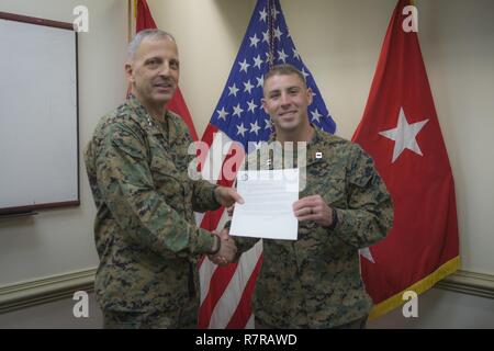 Us Marine Corps Generalleutnant Michael G. Dana, stellvertretender Kommandant, Einbau und Logistik posiert für ein Foto mit Kapitän Sean R. Wetherill, Logistik Offizier, 1 Battalion 7th Marines im Pentagon, Arlington, Virginia, 23. März 2017. Wetherill erhielt die FY-16 1. Lt. Travis Manion Memorial Marine Corps Logistics Officer des Jahres ausgezeichnet. Stockfoto