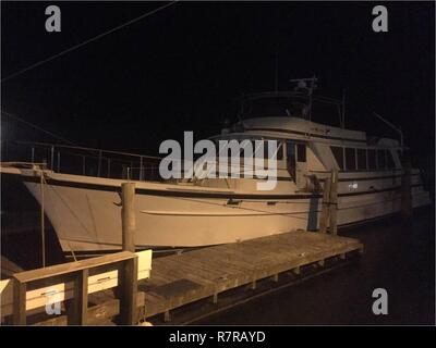 NEW YORK - Coast Guard crewmitglieder von Station Montauk und Station New London ein unterstützt Bootsfahrer in Seenot in der Nähe von Orient Point, New York, Donnerstag Nacht. Die Yacht wurde für mehr als drei Stunden zurück nach Montauk Yacht Club geschleppt. Stockfoto