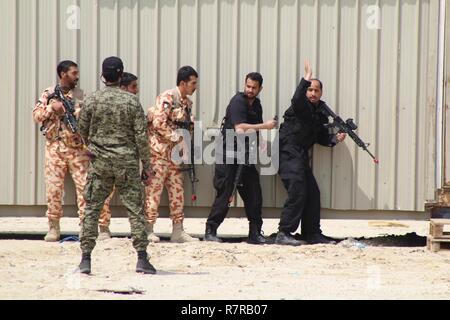 Zivile und militärische Personal aus Kuwait, Saudi-Arabien und den USA durchgeführt counterterrorism Bohrer als Teil der Adler lösen, 2017 in der Nähe von Kuwait International Airport, 28. März 2017. Urban Warfare Spezialisten durchgeführt von Such- und Rettungsaktionen und ein mock Fahrzeug Explosion reagiert. Seit 1999, Eagle beheben - mit über 1.000 US-Militärs - der Premier multi-nationalen Bewegung zwischen den USA und der Golf-kooperationsrat Nationen an den regionalen Herausforderungen gemeinsam in einem niedrigen Risiko Adresse. Stockfoto