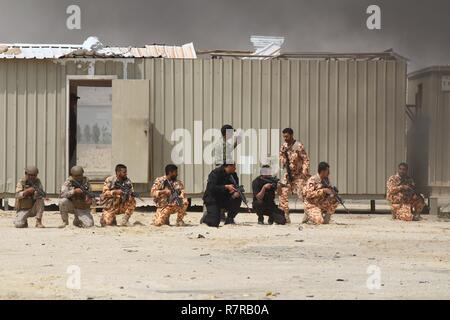 Zivile und militärische Personal aus Kuwait, Saudi-Arabien und den USA durchgeführt counterterrorism Bohrer als Teil der Adler lösen, 2017 in der Nähe von Kuwait International Airport, 28. März 2017. Urban Warfare Spezialisten durchgeführt von Such- und Rettungsaktionen und ein mock Fahrzeug Explosion reagiert. Seit 1999, Eagle beheben - mit über 1.000 US-Militärs - der Premier multi-nationalen Bewegung zwischen den USA und der Golf-kooperationsrat Nationen an den regionalen Herausforderungen gemeinsam in einem niedrigen Risiko Adresse. Stockfoto