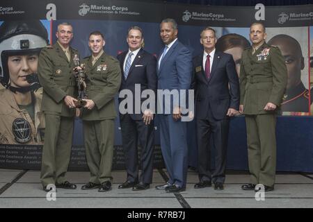 Von links US Marine Corps Generalleutnant John E. Wissler, Kommandierender General des US Marine Corps Forces Command; Kapitän Sean R. Wetherill, Logistik Offizier, 1 Battalion 7th Marines; pensionierte Generalleutnant William M. Faulkner, Präsident und Chief Executive Officer des Marine Corps Verein und Stiftung und Generalleutnant Michael G. Dana, stellvertretender Kommandant für Installationen und Logistik, posieren für ein Foto nach Wetherill, erhielt die 2016 1. Lt. Travis Manion Memorial Marine Corps Logistics Officer des Jahres während der jährlichen Marine Corps Verein und Stiftung (MCA&F) Logistik Award Stockfoto