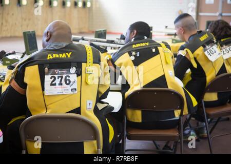 Us-Armee Soldaten und Veteranen nehmen wollen Mit thier Luftgewehr während der Dreharbeiten für die Krieger und Übergang Armee Studien in Fort Bliss in Texas, 30. März 2017. Über 80 verletzte, kranke und verletzte Soldaten und Veteranen konkurrieren in acht verschiedenen Sportarten 2-6 April für die Gelegenheit Team Armee an der Abteilung 2017 der Verteidigung Krieger Spiele zu vertreten. Stockfoto