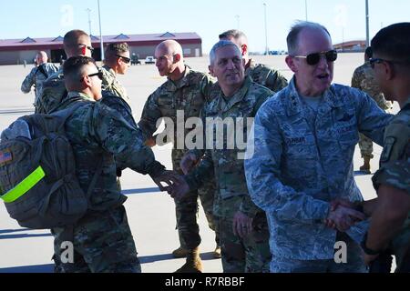 Generalmajor Don Dunbar, Wisconsin Adjutant General, Brig. Gen. Mark Anderson, stellvertretender in Wisconsin Adjutant General für die Armee, und Befehl Sgt. Maj. Rafael Conde grüße Mitglieder der 32 militärischen der Wisconsin Army National Guard Polizei Unternehmen bei ihrer Ankunft in Fort Bliss, Texas, am 30. März. Die 32 MP Unternehmen mehrere Monate der Häftling während Operationen zur Unterstützung der Joint Task Force Guantanamo eingesetzt. Ich Stockfoto