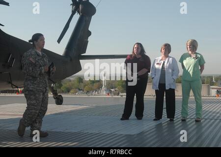 AUGUSTA UNIVERSITÄT MEDIZINISCHE KLINIK, Augusta, Ga, 29. März 2017 - Georgia Armee nationale Scots Guards Staff Sgt. Anna Dietrich, von loslösung 2, Charlie Company, 1st Battalion, 169Th Aviation Regiment, spricht mit zivilem Personal auf Augusta Universität Medizinische Klinik während der Wachsam Guard 17 Training. Stockfoto