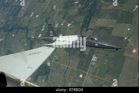 Ein US Air Force Pilot die 560th Flugausbildung Geschwader zugewiesen wird, fliegt eine T-38 Talon, ein ehemaliger Kriegsgefangener während des 44. Freiheit Flyer Reunion über San Antonio Texas, 30. März 2017. Die Freiheit Flyer Reunion ist eine jährliche Feier in Anerkennung der unglaubliche Service von Air Force Kriegsgefangenen während des Vietnam Krieges ihren ehrenwerten zurückzukehren, und ihre Verbindung mit der 12. Flying Training Wing während der Operation Homecoming. Die Flugausbildung 560th Squadron hat 198 Air Force Kriegsgefangene in der Luft zurück. In diesem Jahr feiert den 44. Jahrestag des Betrieb Homeco Stockfoto