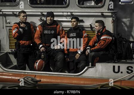 Seaman Kincade Kincheloe, der bootsmann Mate 2. Klasse Josh Lethe, Feuerwehrmann Kai Abihai und Maschinen Techniker 3. Klasse Lukas Mooney, alle Teil einer Crew von der Coast Guard Station Seattle, Halt für ein Foto, nachdem Sie unterwegs auf einem 45-Fuß-Antwort Boat-Medium März 29, 2017. Die Crew unterwegs war, während die neu in Betrieb genommene Coast Guard Cutter Munro ziehen in den Hafen war. Us-Küstenwache Stockfoto