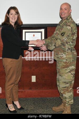 Lindsey Sünde, Stellvertretender Sekretär für Frauen Veterans Affairs, erhält eine Auszeichnung von Oberstleutnant Michael Stewart, Commander, Sitz und die Konzernzentrale, 63. Regionale Unterstützung Befehl, für ihre Rolle als Gastredner bei Geschichte Monat Veranstaltung eine Nationale, 27. März Streitkräfte Mitte, Mountain View, Calif. Sünde sprach mit Soldaten, Zivilisten und Gemeinschaft Partner über Themen, wobei das Thema 2017, "Ehren wegweisende Frauen in Arbeit und Wirtschaft" und teilte ihr Motiv mit Frauen, Veteranen an der Kalifornien Abteilung der Veteran Angelegenheiten zu arbeiten. Stockfoto