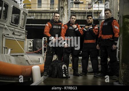 Der Bootsmann Mate 2. Klasse Josh Lethe, Maschinen Techniker 3. Klasse Lukas Mooney, Feuerwehrmann Kai Abihai und Seaman Kincade Kincheloe, alle Teil einer Crew von der Coast Guard Station Seattle, Halt für ein Foto, nachdem Sie unterwegs auf einem 45-Fuß-Antwort Boat-Medium März 29, 2017. Die Crew unterwegs war, während die neu in Betrieb genommene Coast Guard Cutter Munro ziehen in den Hafen war. Us-Küstenwache Stockfoto