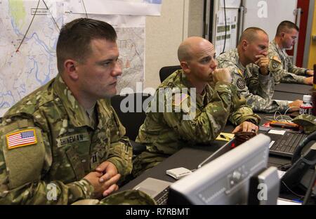 Kapitän Christopher Shineman, Kapitän Paul Koviuk, Command Sgt. Maj. Fred Waymire und lt Col Jack Grau, alle mit der 317 Militärpolizei Bataillon von Tampa, Fla., beteiligen sich an der Verteidigung Unterstützung der zivilen Autorität (DSCA) Übung "wachsam Guard' vom 27. März bis 2. April 2017 in Fort Stewart, Ga. Die Ausbildung Szenario erforderlichen US-Armee Finden und National Guard Truppen zu einem Kategorie 3 Hurrikan zu reagieren. Stockfoto