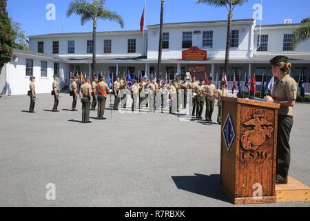 1. Geschäftsbereich Marine Band durchführen s während einer Zeremonie im Gedenken an Master Sgt. Harry Francis Campbell an den Marine Corps Base Camp Pendleton, Calif., 31. März 2017. Während der Zeremonie Master Sgt. Campbell's lost Armband wurde zu seinem Sohn und Tochter Jim und Patti Campbell zurück. Stockfoto