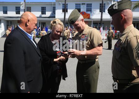 Jim und Patti Campbell erhalten ihre Väter verloren Armband während einer Zeremonie im Gedenken an Master Sgt. Harry Francis Campbell an den Marine Corps Base Camp Pendleton, Calif., 31. März 2017. Master Sgt. Campbell nahm an der Schlacht um Guadalcanal und die Konsolidierung der Salomon Inseln während des Zweiten Weltkrieges. Stockfoto