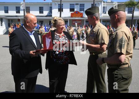 Jim und Patti Campbell werden Ehrenmitglieder 1. Marine Division Mitglieder während einer Zeremonie im Gedenken an Master Sgt. Harry Francis Campbell an den Marine Corps Base Camp Pendleton, Calif., 31. März 2017. Während der Zeremonie Master Sgt. Campbell's lost Armband wurde zu seinem Sohn und Tochter Jim und Patti Campbell zurück. Master Sgt. Campbell nahm an der Schlacht um Guadalcanal und die Konsolidierung der Salomon Inseln während des Zweiten Weltkrieges. Stockfoto