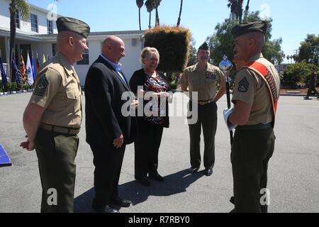 Jim und Patti Campbell danke 1st Marine Division band Mitglieder nach einer Zeremonie im Gedenken an Master Sgt. Harry Francis Campbell an den Marine Corps Base Camp Pendleton, Calif., 31. März 2017. Während der Zeremonie Master Sgt. Campbell's lost Armband zu seinem Sohn und Tochter Jim und Patti Campbell zurück. Master Sgt. Campbell nahm an der Schlacht um Guadalcanal und die Konsolidierung der Salomon Inseln während des Zweiten Weltkrieges. Stockfoto