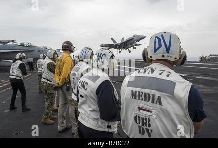 Arabischen Golf (29. März 2017) Sehr geehrte Besucher des Flugbetriebs an Bord der Flugzeugträger USS George H.W. beobachten Bush (CVN 77) (GHWB) während einer United Service Organizations" (USO) besuchen Sie zum Schiff. GHWB ist in den USA der 5. Flotte Bereich für Maßnahmen zur Erhöhung der Sicherheit des Seeverkehrs auf die Verbündeten und Partnern zu beruhigen bereitgestellt, und der Freiheit der Schiffahrt und des freien Handels in der Region erhalten. Stockfoto