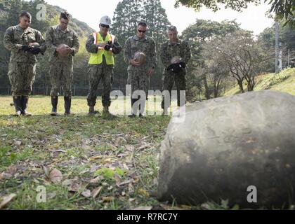 SASEBO, Japan (30. März 2017) Seabees zu Naval Mobile Konstruktion Bataillon (NMCB) 5 zugeordneten zahlen ihren Respekt nach dem Austausch wieder Grabsteine an Hario Shima Ordnance Anlage. Stockfoto